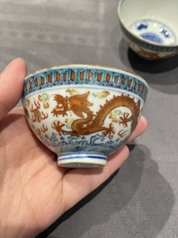 Een collectie Chinese famille rose, grisaille en ijzerrode koppen en kommen, 19/20e eeuw
