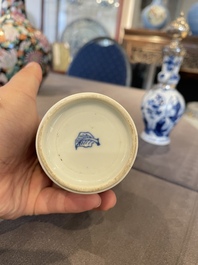 Paire de vases en porcelaine de Chine en bleu et blanc aux montures en argent hollandais, Kangxi