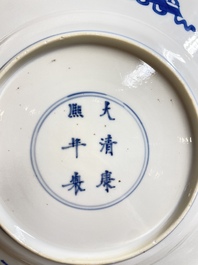 Plat en porcelaine de Chine en bleu et blanc &agrave; d&eacute;cor figuratif, marque et &eacute;poque de Kangxi