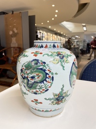 Een Chinese wucai 'draken' vaas, Transitie periode/Kangxi