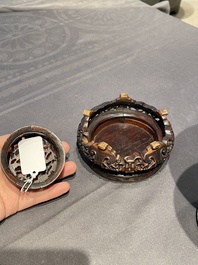 Een Chinese famille rose vaas met turquoise fondkleur met opengewerkt houten deksel en sokkel, 1e helft 19e eeuw