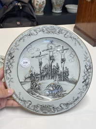 Een paar Chinese grisaille borden met 'De Kruisiging', Qianlong