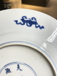 Plat en porcelaine de Chine en bleu et blanc &agrave; d&eacute;cor figuratif, marque et &eacute;poque de Kangxi