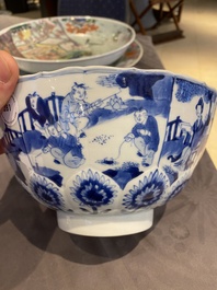 Bol en porcelaine de Chine en bleu et blanc &agrave; d&eacute;cor de lettr&eacute;es et de gar&ccedil;ons jouant, marque 'Qi Yu Bao Ding Zhi Zhen', Kangxi