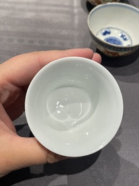 Een collectie Chinese famille rose, grisaille en ijzerrode koppen en kommen, 19/20e eeuw