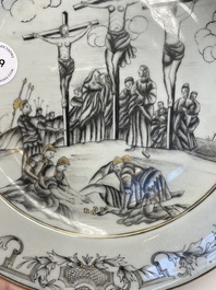 Een paar Chinese grisaille borden met 'De Kruisiging', Qianlong