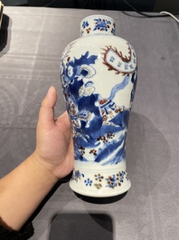 Paire de vases en porcelaine de Chine en bleu, blanc et rouge de cuivre, marque de Kangxi, 19&egrave;me