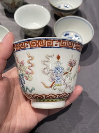Een collectie Chinese famille rose, grisaille en ijzerrode koppen en kommen, 19/20e eeuw