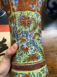 Een in Engeland overgedecoreerd Chinees blauw-wit kaststel van drie vazen, Kangxi