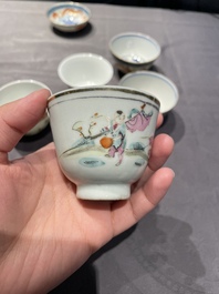 Een collectie Chinese famille rose, grisaille en ijzerrode koppen en kommen, 19/20e eeuw