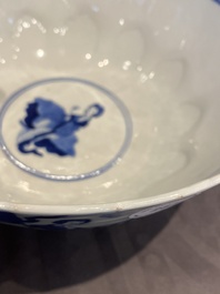 Bol en porcelaine de Chine en bleu et blanc &agrave; d&eacute;cor de lettr&eacute;es et de gar&ccedil;ons jouant, marque 'Qi Yu Bao Ding Zhi Zhen', Kangxi