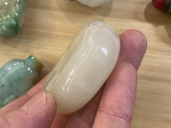 Negen Chinese snuifflessen in jade, hardsteen en glas, 19/20e eeuw