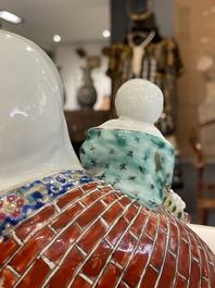 Bouddha en porcelaine de Chine famille rose, marque de Zhu Mao Ji Zao 朱茂記造, R&eacute;publique