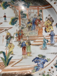 Een paar Chinese octagonale famille rose schotels met mandarijns decor, Qianlong