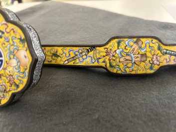 Sceptre ruyi &agrave; d&eacute;cor 'bajixiang' en &eacute;maux de P&eacute;kin &agrave; fond jaune, Chine, marque de Qianlong, 19/20&egrave;me