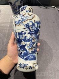 Paire de vases en porcelaine de Chine en bleu, blanc et rouge de cuivre, marque de Kangxi, 19&egrave;me