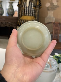 Een paar Chinese kommen in lichte celadon jade, 19e eeuw