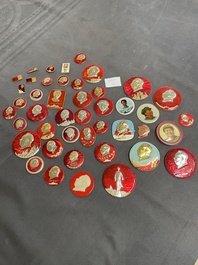 44 badges de portrait de Mao, dont un en porcelaine, R&eacute;volution Culturelle