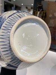 Een paar Japanse blauw-witte Arita potten met floraal decor, Edo, eind 17e eeuw