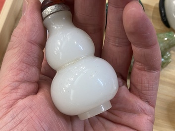 Negen Chinese snuifflessen in jade, hardsteen en glas, 19/20e eeuw