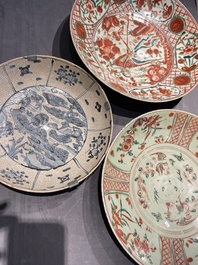 Drie Chinese blauw-witte en wucai Swatow schotels, Ming