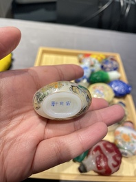 Une collection vari&eacute;e de tabati&egrave;res en jade, pierres dures et verre, Chine, 19/20&egrave;me