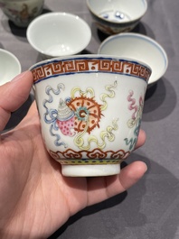 Een collectie Chinese famille rose, grisaille en ijzerrode koppen en kommen, 19/20e eeuw