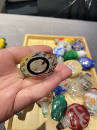 Une collection vari&eacute;e de tabati&egrave;res en jade, pierres dures et verre, Chine, 19/20&egrave;me