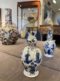 Paire de vases en porcelaine de Chine en bleu et blanc aux montures en argent hollandais, Kangxi