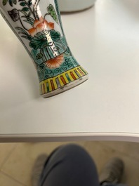 Une paire de plats en porcelaine de Chine famille verte et trois vases en famille rose et verte, 19/20&egrave;me