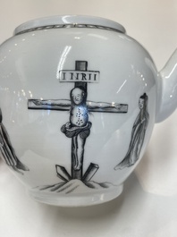 Th&eacute;i&egrave;re couverte en porcelaine de Chine &agrave; d&eacute;cor de la 'Crucifixion' en grisaille, Qianlong