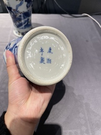 Paire de vases en porcelaine de Chine en bleu, blanc et rouge de cuivre, marque de Kangxi, 19&egrave;me
