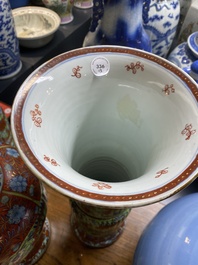 Een in Engeland overgedecoreerd Chinees blauw-wit kaststel van drie vazen, Kangxi