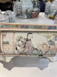Vier Chinese famille rose en qianjiang cai kommen en een paar appels, 19/20e eeuw