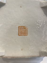 Vier Chinese famille rose en qianjiang cai kommen en een paar appels, 19/20e eeuw