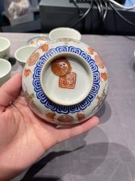 Een collectie Chinese famille rose, grisaille en ijzerrode koppen en kommen, 19/20e eeuw