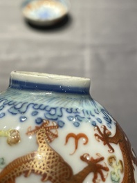 Een collectie Chinese famille rose, grisaille en ijzerrode koppen en kommen, 19/20e eeuw