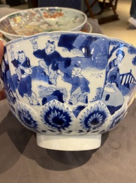 Bol en porcelaine de Chine en bleu et blanc &agrave; d&eacute;cor de lettr&eacute;es et de gar&ccedil;ons jouant, marque 'Qi Yu Bao Ding Zhi Zhen', Kangxi