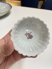 Een paar Chinese famille rose chrysantvormige koppen en schotels, Yongzheng