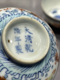 Een collectie Chinese famille rose, grisaille en ijzerrode koppen en kommen, 19/20e eeuw
