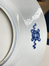 Plat en porcelaine de Chine en bleu et blanc &agrave; d&eacute;cor figuratif, marque et &eacute;poque de Kangxi