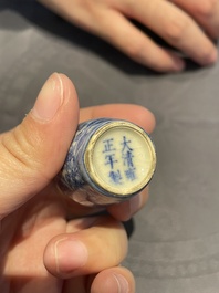 Cinq tabati&egrave;res en porcelaine de Chine en bleu et blanc, 19/20&egrave;me