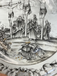Een paar Chinese grisaille borden met 'De Kruisiging', Qianlong