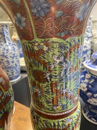 Een in Engeland overgedecoreerd Chinees blauw-wit kaststel van drie vazen, Kangxi