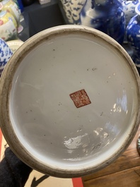 Een in Engeland overgedecoreerd Chinees blauw-wit kaststel van drie vazen, Kangxi