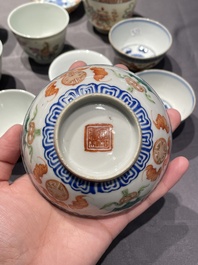 Een collectie Chinese famille rose, grisaille en ijzerrode koppen en kommen, 19/20e eeuw
