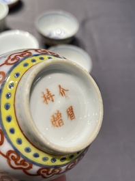 Een collectie Chinese famille rose, grisaille en ijzerrode koppen en kommen, 19/20e eeuw