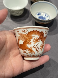 Een collectie Chinese famille rose, grisaille en ijzerrode koppen en kommen, 19/20e eeuw