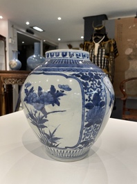 Een paar Japanse blauw-witte Arita potten met floraal decor, Edo, eind 17e eeuw