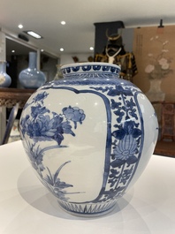 Een paar Japanse blauw-witte Arita potten met floraal decor, Edo, eind 17e eeuw